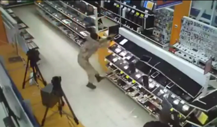 Un hombre enfurecido destroza una tienda de electrónica