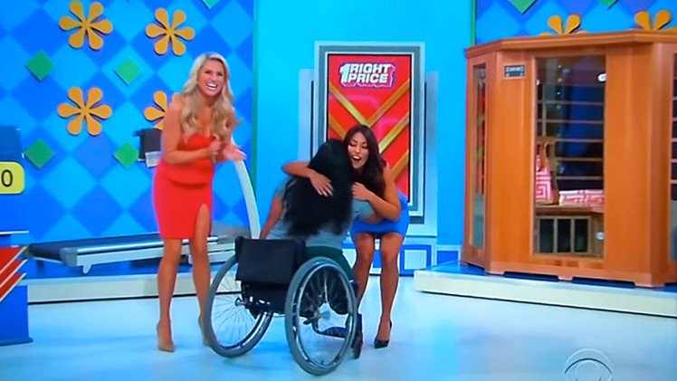 Regalan en un programa una cinta de correr a una mujer... ¡en silla de ruedas!