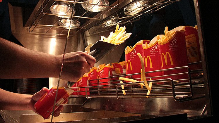 China impone multa récord a una empresa que suministra papas fritas a McDonald's