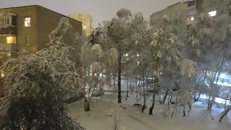 Fotos, Video: Fuerte nevada cubre una ciudad rusa durante las festividas de mayo