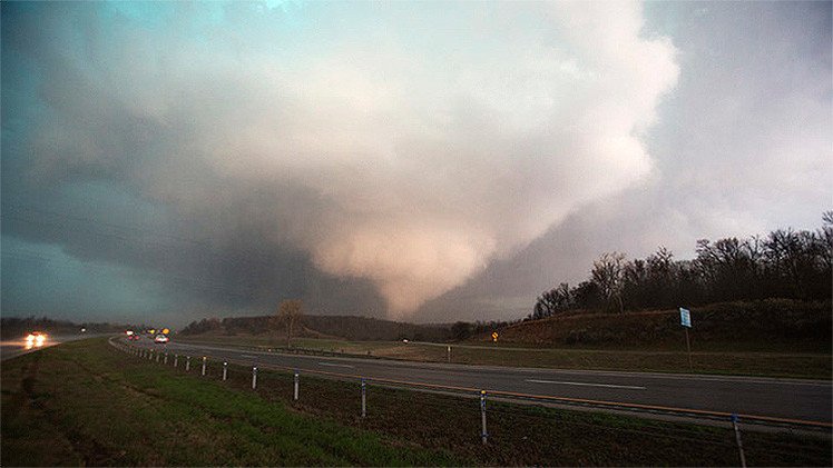 Fotos, videos: Los tornados causan numerosos daños en EE.UU.