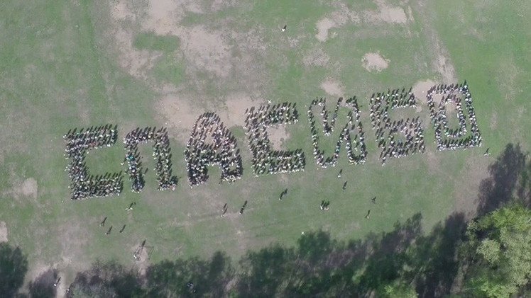 Impresionante: Un dron filma a 1.000 jóvenes formando la palabra 'Gracias' para los veteranos
