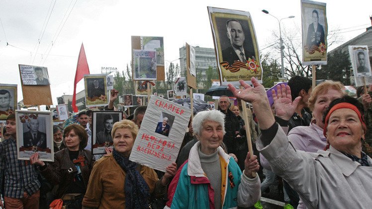 Euronews presenta la marcha de los retratos en Donetsk como separatista y estalinista