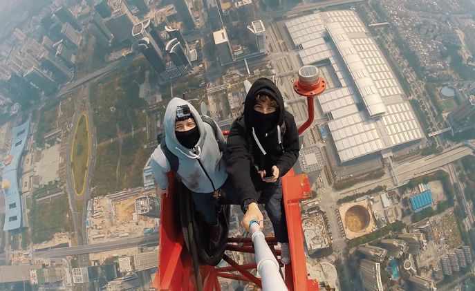 Dos rusos suben sin seguro al segundo edificio más alto del mundo