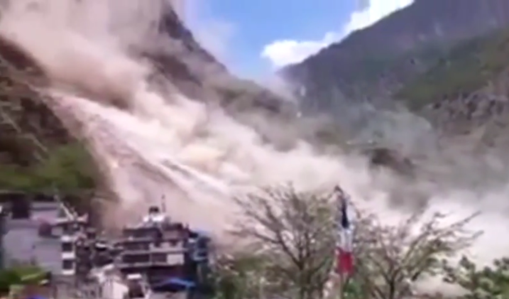 Graban en Nepal un enorme deslizamiento de tierra causado por el nuevo terremoto