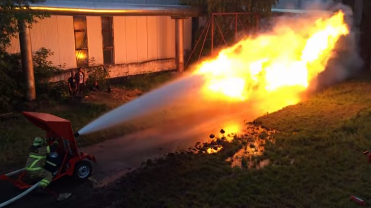 El 'combate' entre un lanzallamas y un cañón de agua se vuelve viral en YouTube