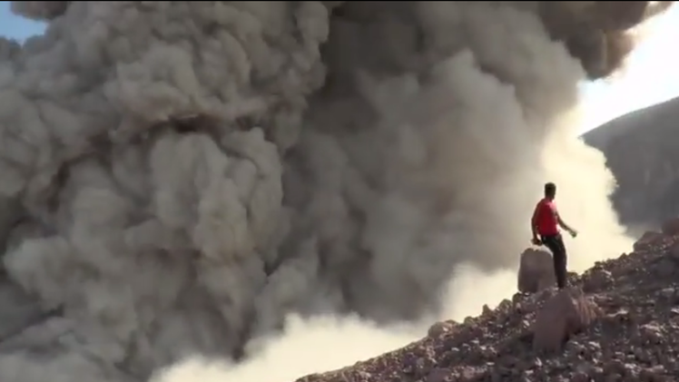 Graban el inicio de la poderosa erupción de un volcán a pocos metros del cráter