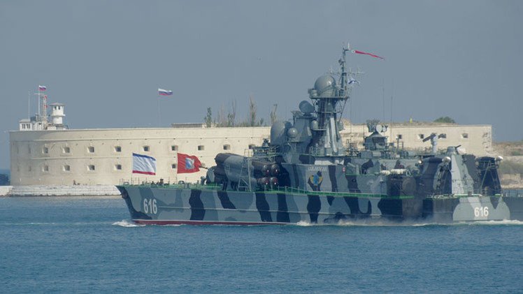 Una caravana de buques ruso-china se acerca al Mediterráneo realizando maniobras