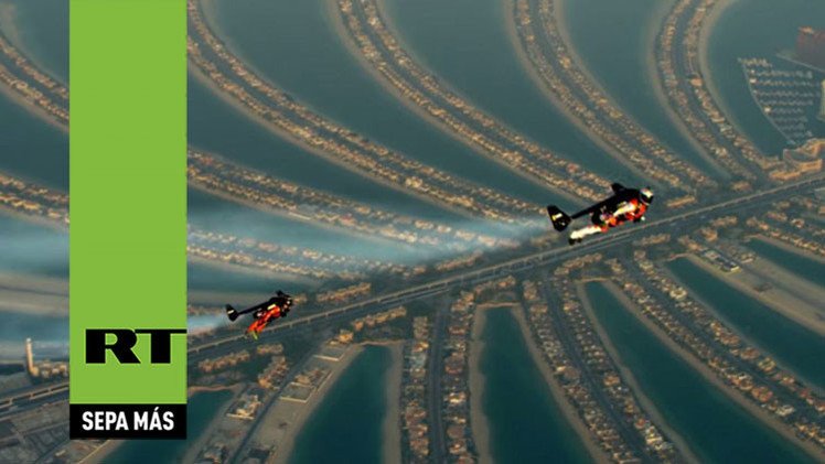Dos atrevidos con alas de carbono surcan los cielos de Dubái a 200 km/h 