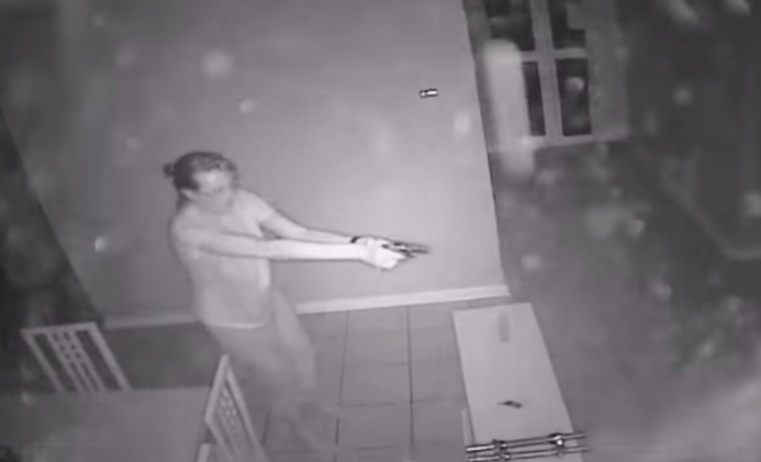 Una mujer abre fuego contra intrusos armados mientras su novio duerme en la cama