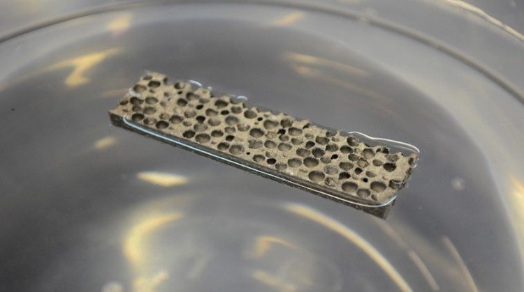 Científicos crean un metal flotante imposible de hundir