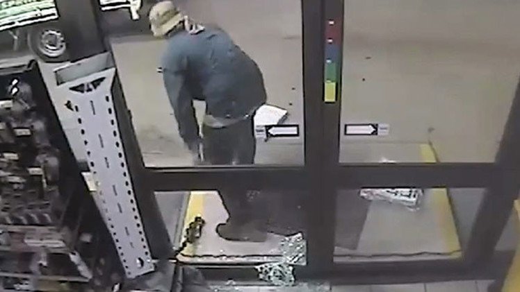 A un desafortunado ladrón se le resiste robar una gasolinera