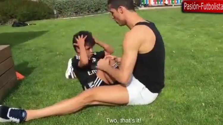 El video en el que Ronaldo enseña a su hijo a hacer abdominales gana popularidad
