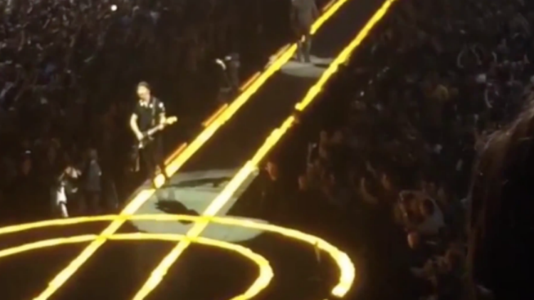 El guitarrista de U2 se cae del escenario en pleno concierto