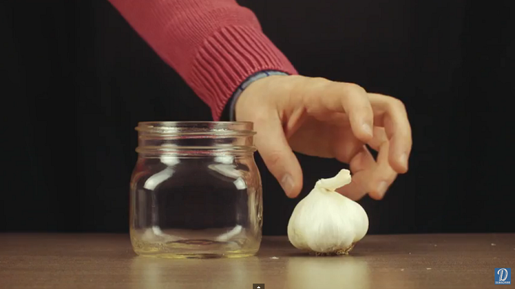 Cómo pelar un ajo de manera fácil y sencilla en 20 segundos