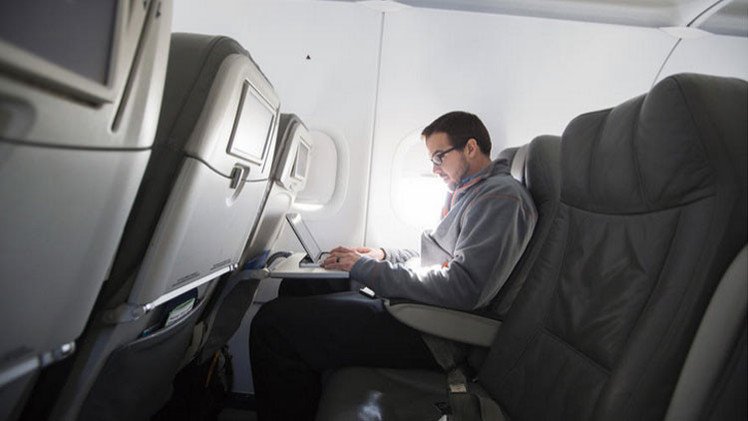 Un 'hacker' estadounidense cuenta cómo se toma el control de un avión de pasajeros
