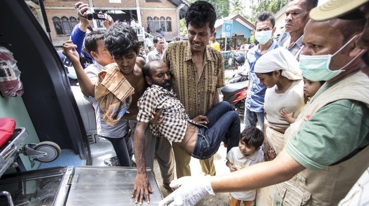 Se agrava la crisis migratoria en Asia: "Cien personas murieron en peleas por comida" (Fotos)