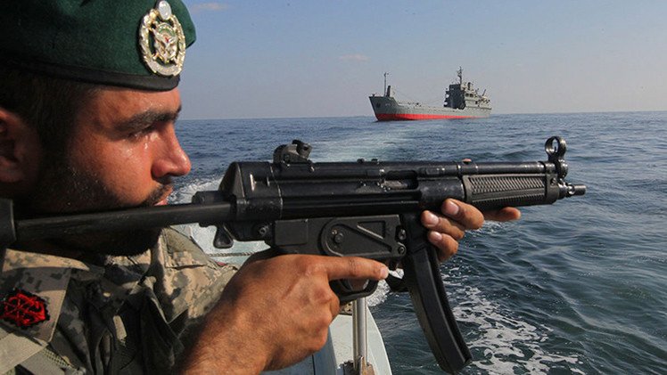 Buques de guerra iraníes escoltan una nave de carga con destino a Yemen