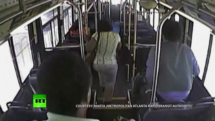 "¡Abra la puerta!": Pasajeros escapan de un autobús antes del choque con un tren 