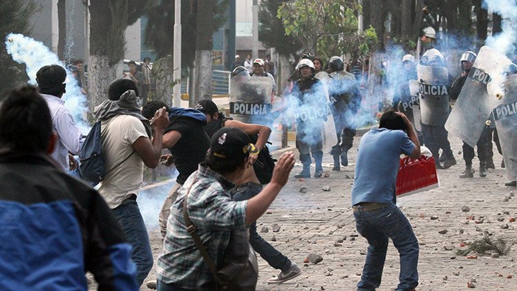 Video: Un oficial vacía su pistola contra manifestantes durante una protesta minera en Perú
