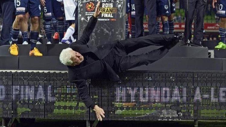 El presidente de la Federación de fútbol australiana se cae al entregar el trofeo al campeón 