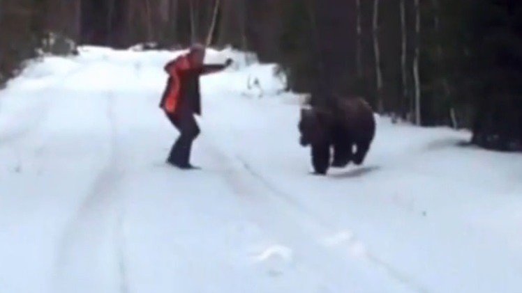 Un hombre espanta a un enorme oso con un fuerte rugido