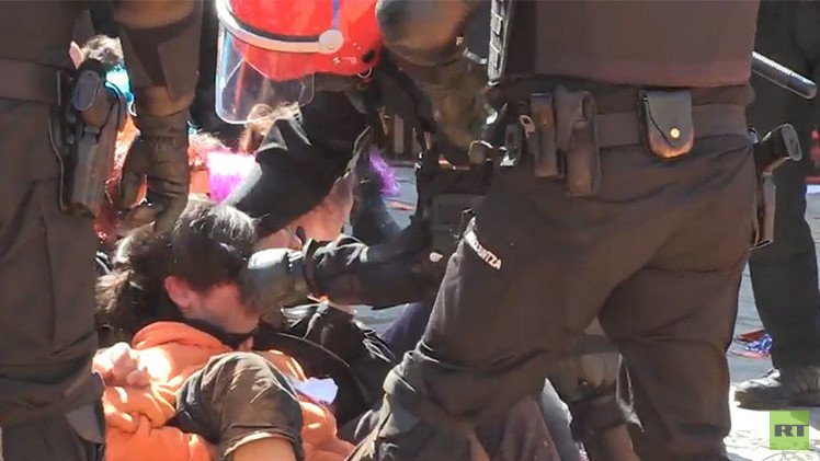 Video: Polícia del País Vasco agrede con brutalidad a manifestantes pacíficos