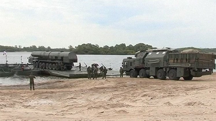 Video: Así cruza el complejo de misiles Tópol-M un río sobre un pontón