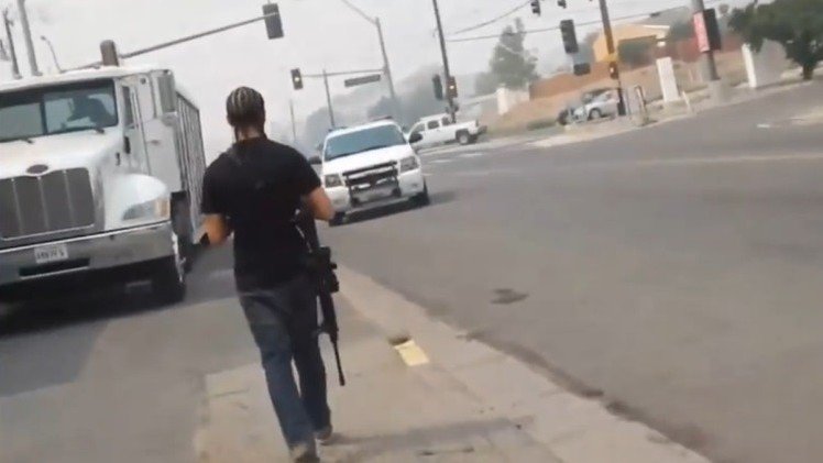 Vea cómo reacciona la Policía al ver a un afroamericano y un blanco pasearse con un fusil AR-15