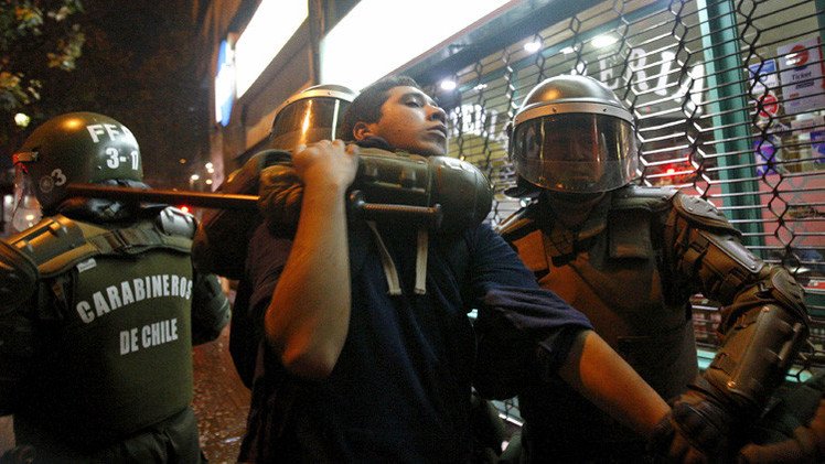 Chile: La policía reprime protesta frente al Congreso