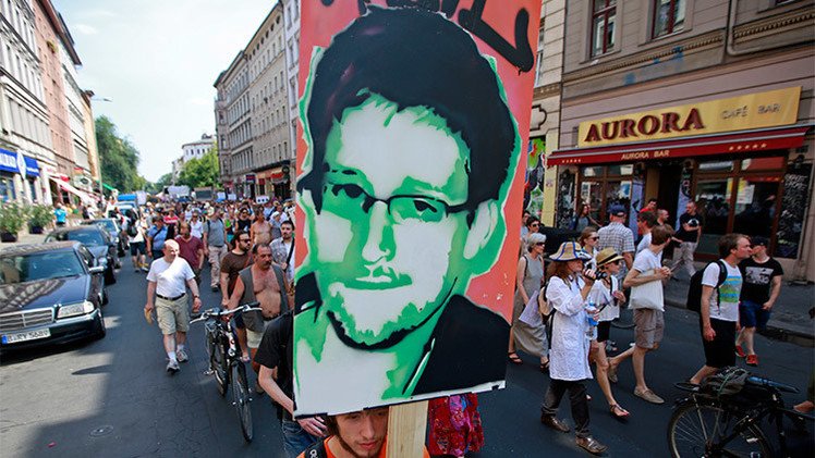 'Pregúntame lo que sea': Snowden revela a los internautas quién manda de verdad en EE.UU.