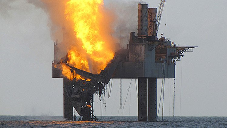 Una plataforma petrolera está en llamas en el Golfo de México