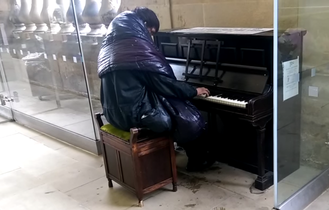 Un sintecho se niega a abandonar una estación de tren para tocar obras clásicas