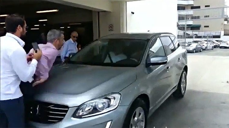 ¡Reprobado!: El coche de Volvo que se parquea solo atropella a dos personas en una prueba