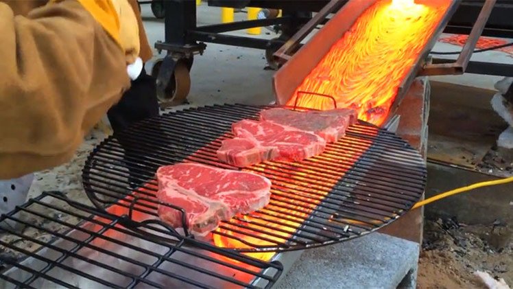 ¿Qué pasa si se cocina filetes de carne con lava fundida?