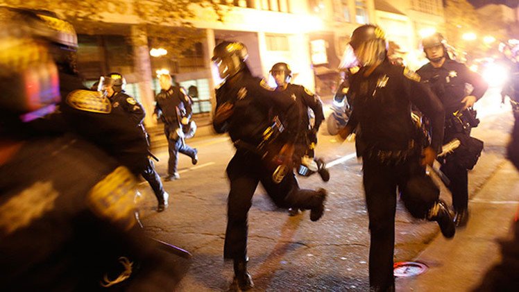 EE.UU.: Múltiples arrestos tras una marcha contra la brutalidad policial en Oakland
