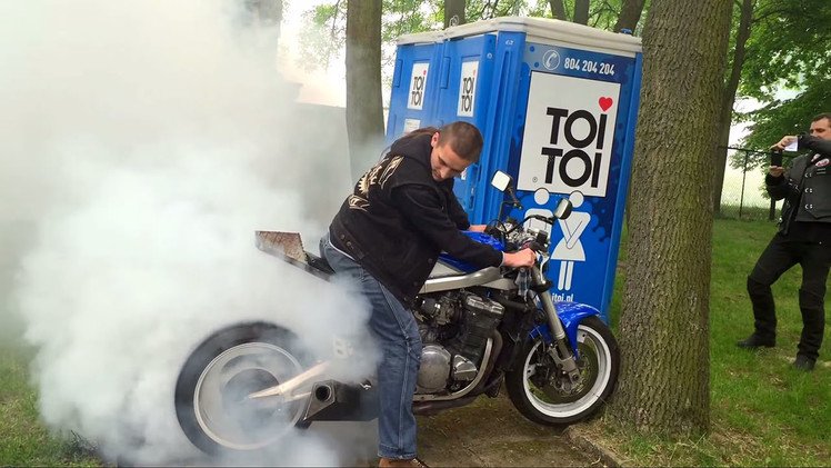 Si vas a 'quemar' rueda procura no quemar tu moto