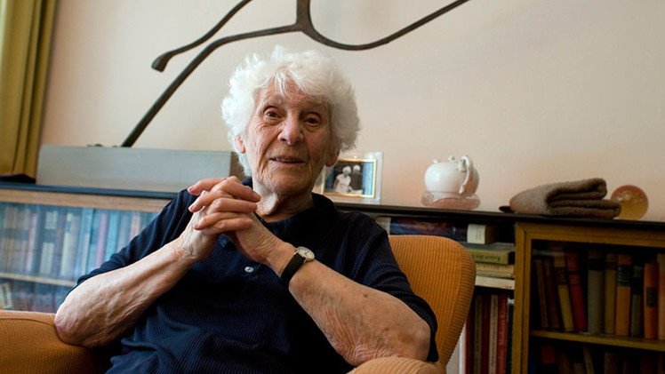 Una mujer de 102 años obtiene el título de doctorado que le negaron los nazis