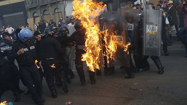 Fotos impactantes: Manifestantes por los 43 normalistas lanzan cócteles molotov a la Policía