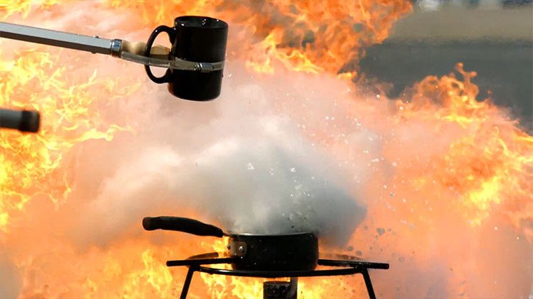 ¿Qué pasa si se apaga con agua un incendio provocado con aceite?  