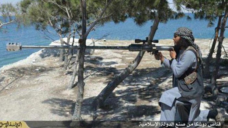 "Arma de juego": El Estado Islámico fabrica su propio fusil (FOTOS)