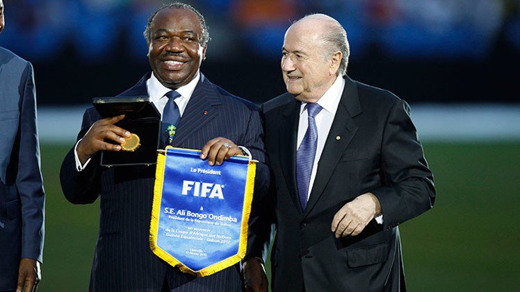 Joseph Blatter se asegura los votos africanos con un "modelo Pablo Escobar"