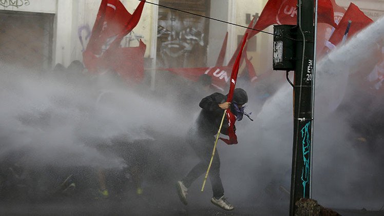 Chile: Nuevas imágenes muestran el momento en que Rodrigo Avilés recibe descarga del lanzaaguas