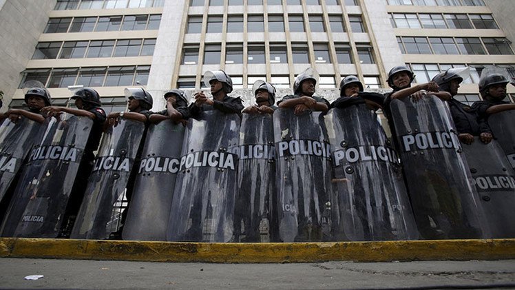 Lima: Estallan enfrentamientos entre la Policía y manifestantes contrarios a la mina Tía María