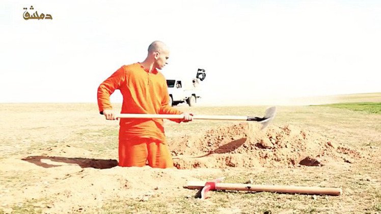 Fuertes imágenes: un preso del Estado Islámico cava su tumba antes de ser ejecutado