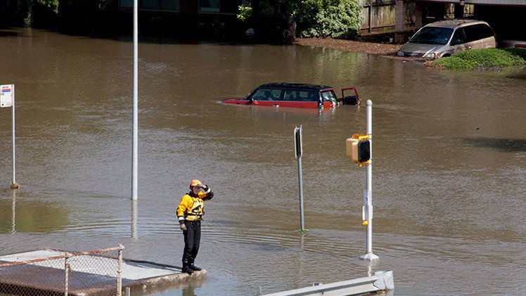 Un policía de EE.UU. mata a tiros a un hombre al que rescató de una inundación  