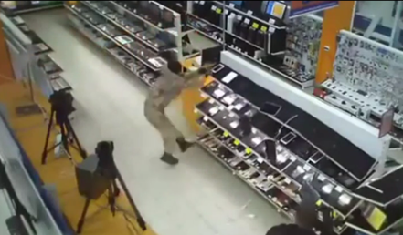 Un hombre enfurecido destroza una tienda de electrónica