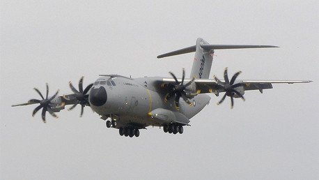 Video, Fotos: Un avión militar se estrella en España cerca del aeropuerto de Sevilla