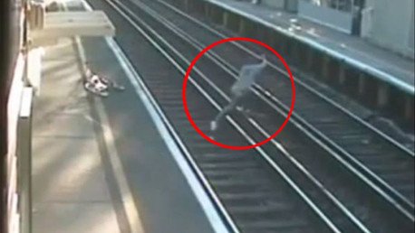 Intenta cruzar las vías y se cae en el medio justo antes de que pase un tren