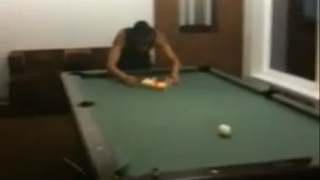 Noqueado jugando al billar